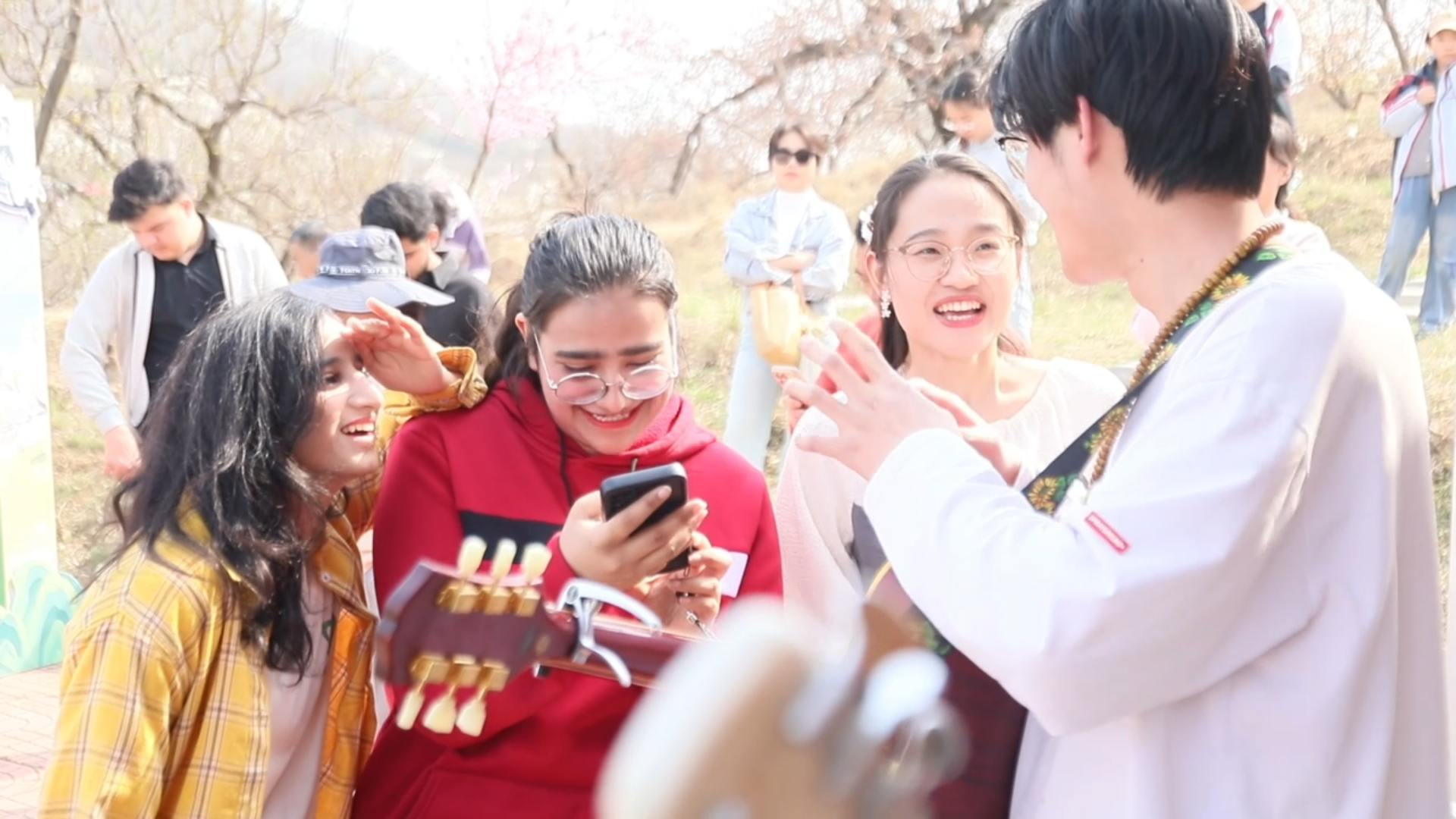 国际教育学院留学生打卡梨园村梨花季 沉浸式体验中国文化