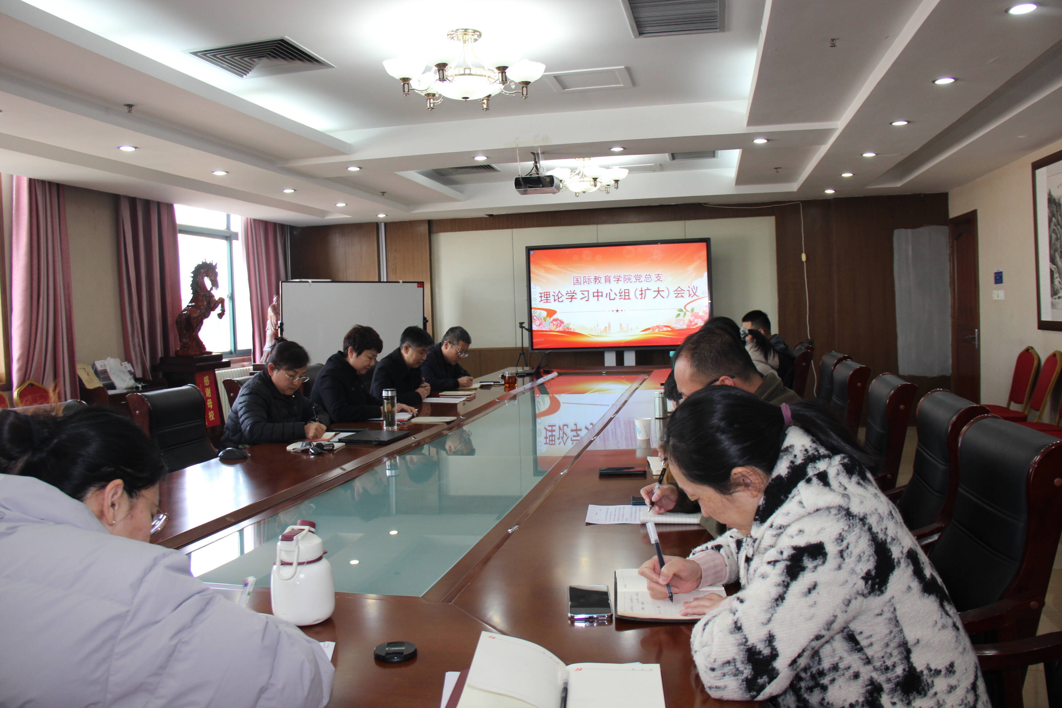 国际教育学院召开党总支理论学习中心组（扩大）学习会传达学习全国两会精神